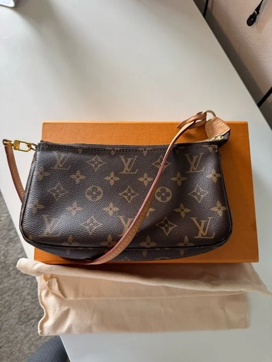 Louis Vuitton Pochette Accessoires Monogram Canvas in Brown and Natural Vachetta - Picture 6 of 9